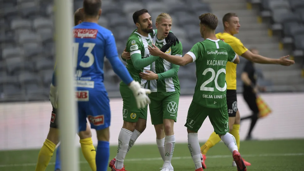 Gustav Ludwigson kramars om efter ett av sina två mål i segern mot Mjällby.