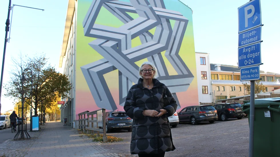 Barbro Wallin skulle gärna vilja ha fler väggmålningar i Motala. "Jag tycker att det är mycket positivt. Det blir en liten färginjektion", säger hon.