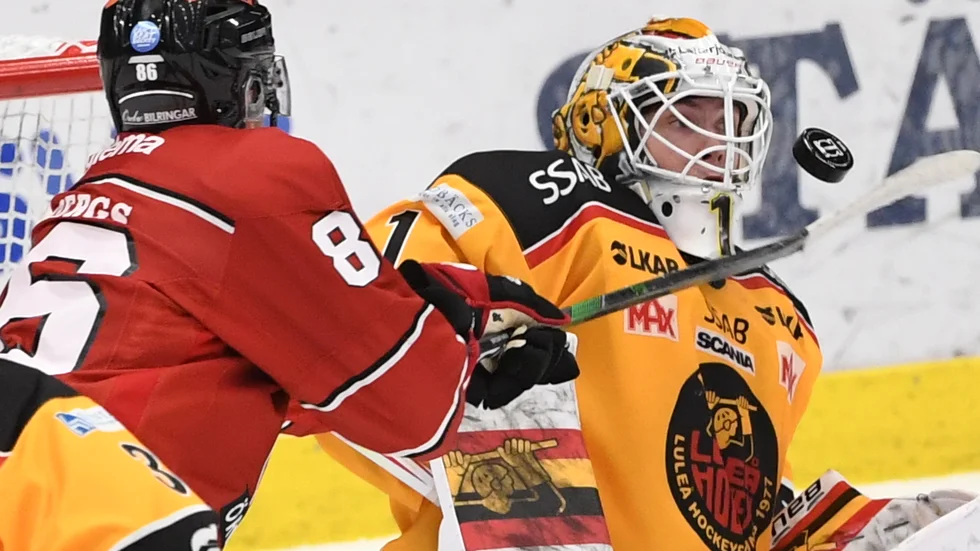 Koll på pucken. Luleås 17-årige målvaktstalang Jesper Wallstedt spikade igen i bortasegern (2–1 efter straffar) mot Örebro.