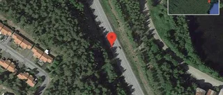 Lastbil står still på E4 - helt stopp i ett körfält