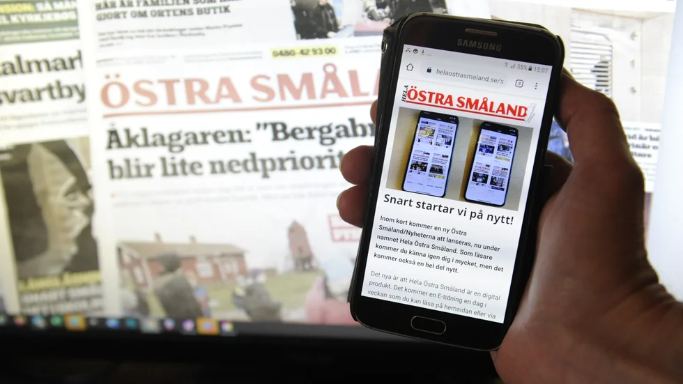 Lokaltidningen Hela Östra Småland har inte startat ännu, men har redan en hemsida. Bilden på dagstidningarna, som syns i bakgrunden, är från TT:s bildarkiv.
