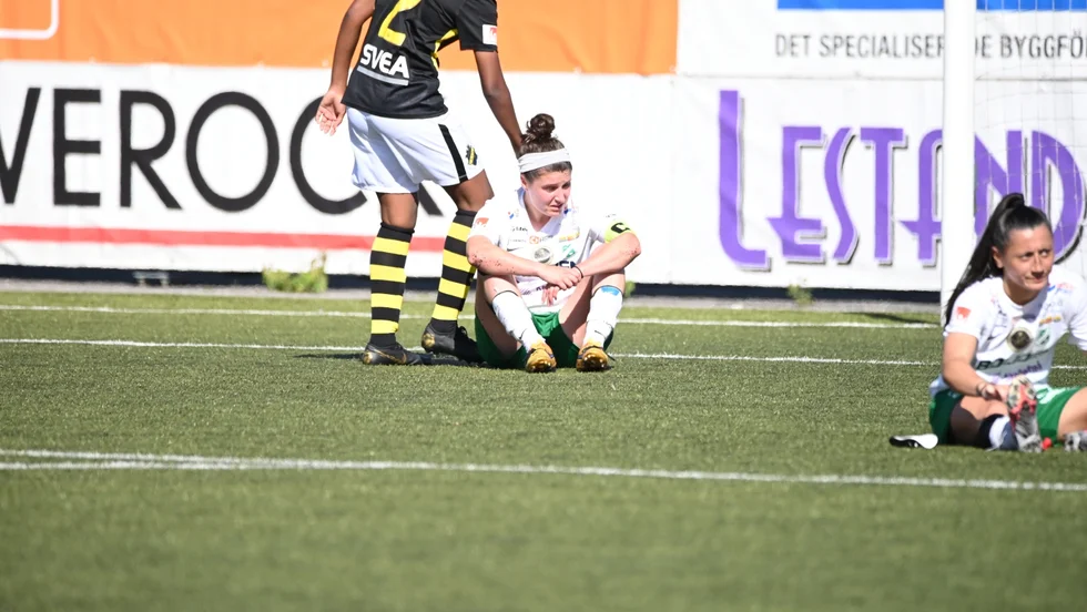 Hayley Dowd och Katrina Guillou kan deppa efter ny förlust mot AIK. Positivt för Morön är att man fortsatt har allt i egna händer. 
