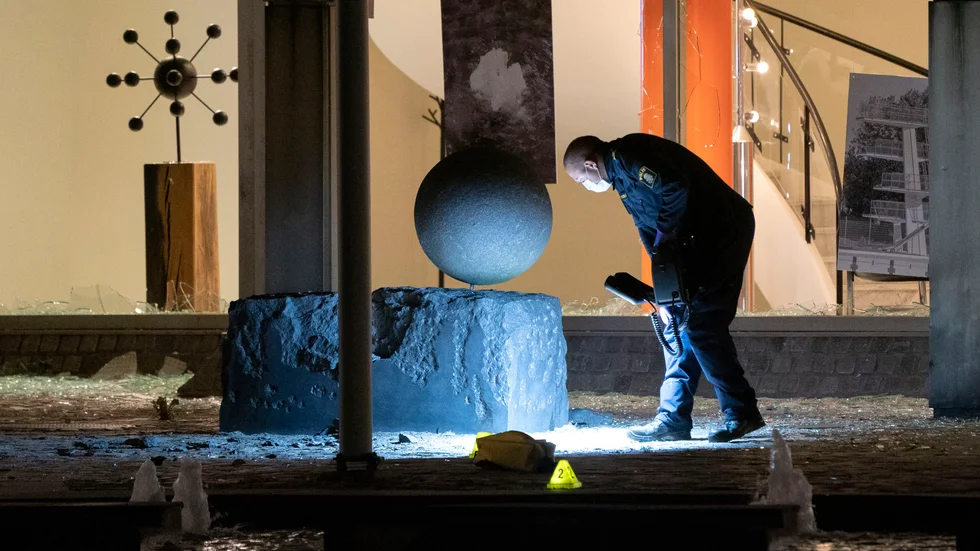 I augusti 2019 sprängdes entrén till Landskronas stadshus. Nu är två män misstänkta för att ligga bakom dådet. Arkivbild.