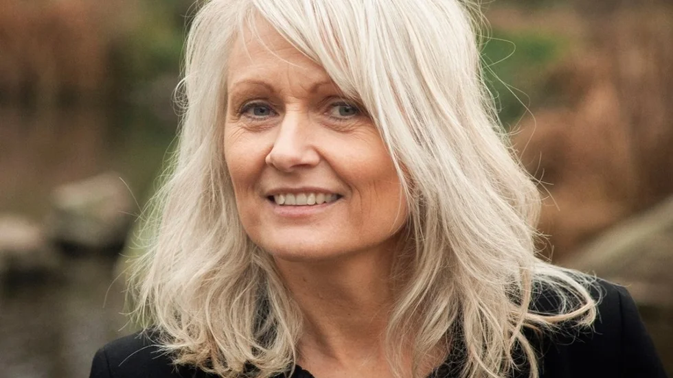 Gotländska Anna-Karin Gustafsson startade skivbolaget "Akos skeivbolag" förra året. Med sånger på gutamål hörs nu hennes musik i tv-dokumentären om Sven Sjögren. 