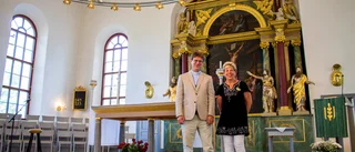 Anne Pajunen framför hyllning till kyrkvaktmästaren