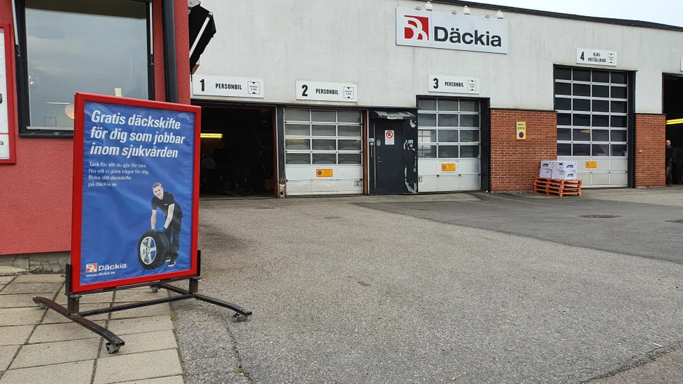 Vårdpersonal som är knutna till Vårdförbundet får byta däck gratis hos Däckia. Carl Gagnöberg, regionchef: "Det här är ett initiativ som vi tycker att det är värt att jobba lite hårdare för."
