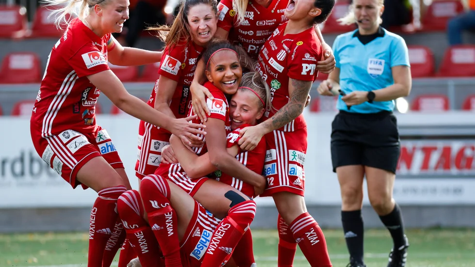 Stort jubel i Piteå IF efter Madelen Janogys 1–0-mål.