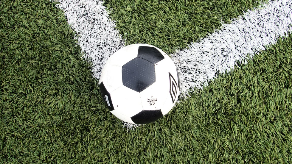 Qatar. Fotbolls-VM 2022 ska spelas i Qatar, och i arenorna som byggs får gästarbetare sätta livet till, skriver Joakim Broman i dagens ledare.