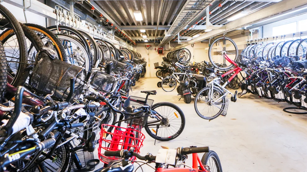 För tillfället finns ungefär 130 cyklar i Polisens förråd. De flesta är upphittade och har lämnats in av allmänheten, men en del har tagits i beslag vid husrannsakningar.