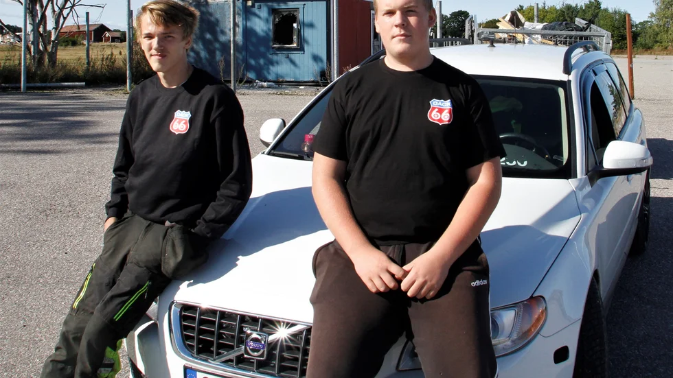 Vännerna har kört bland annat gipskivor, pallar och jordhögar med A-traktorn.