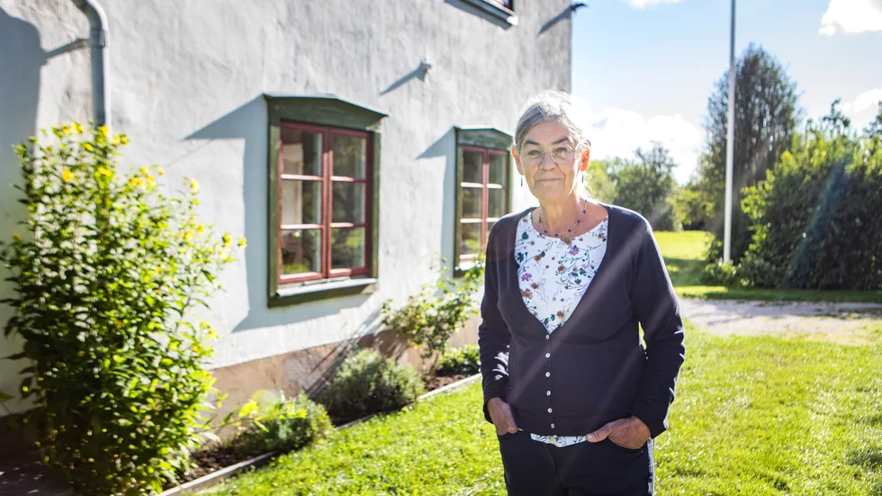Eva Zetterberg utanför "deltidshuset" i Garda.