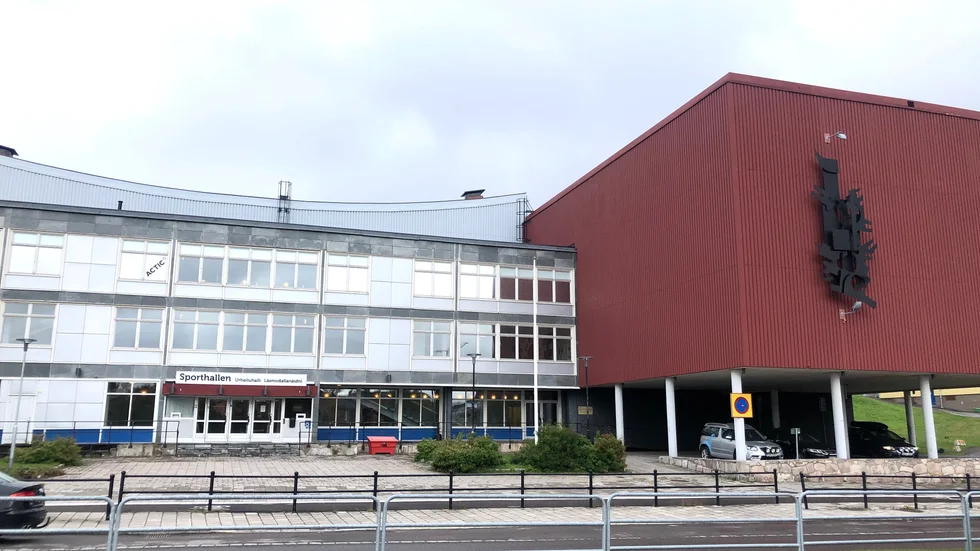Sporhallen ligger inte inom påverkansområdet från samhällsomvandlingen och kommer därför inte att ersättas. 