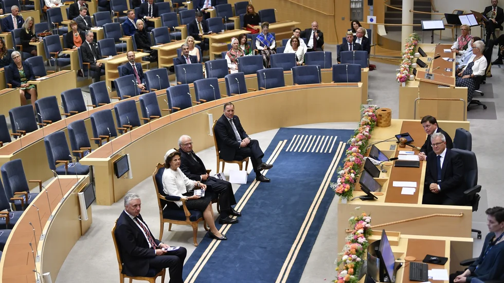 Ungefär hälften av riksdagsledamöterna var på plats vid Riksmötets öppnande.