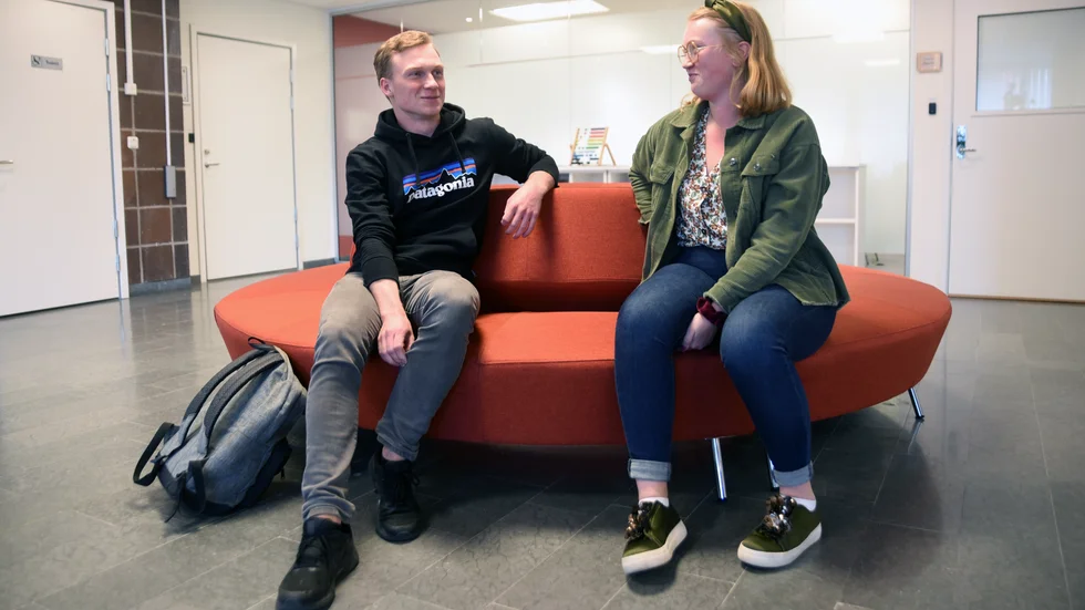 Axel Kindåker och Ebba Jardstål är två elever på Bergska gymnasiet som båda haft nytta av körkortsbidraget som nu tas bort till höstterminen 2021.