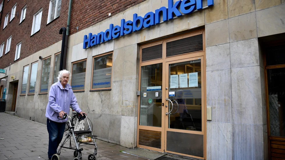 Laila Granholm utanför Handelsbankens kontor i Västertorp.