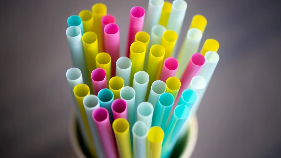 Det är bra att plastsugrören under nästa år blir ett minne blott. 