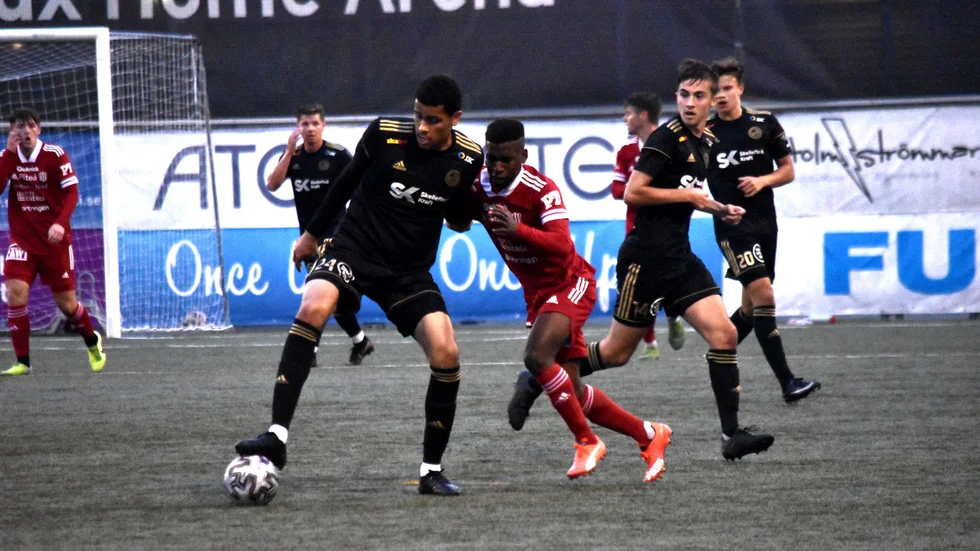Jalen Jones i FF-försvaret jobbade stenhårt när FF besegrade serieledaren Piteå på hemmaplan med 1–0.