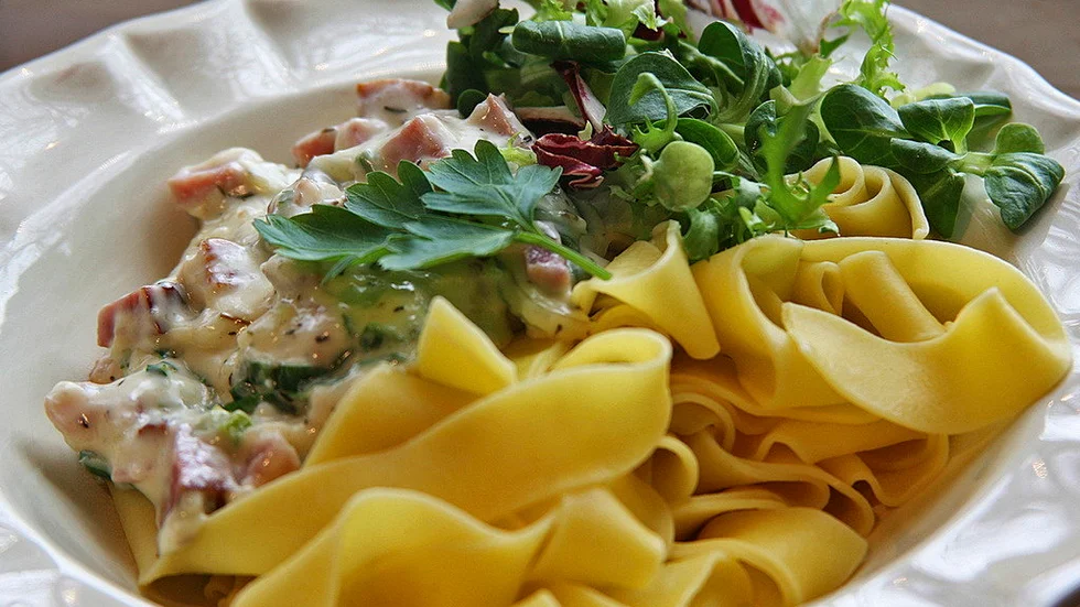 Skinksåsen är lagom kryddig och passar utmärkt att servera med breda pastaband.