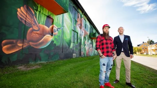 Succén fortsätter - nästa år planeras en ny och permanent muralmålning i Boden. "Det trodde man ju inte, att det skulle bli den här responsen", säger Oskar Mannberg, gatukonstnär. Här tillsammans med kommunalråd Claes Nordmark (S).