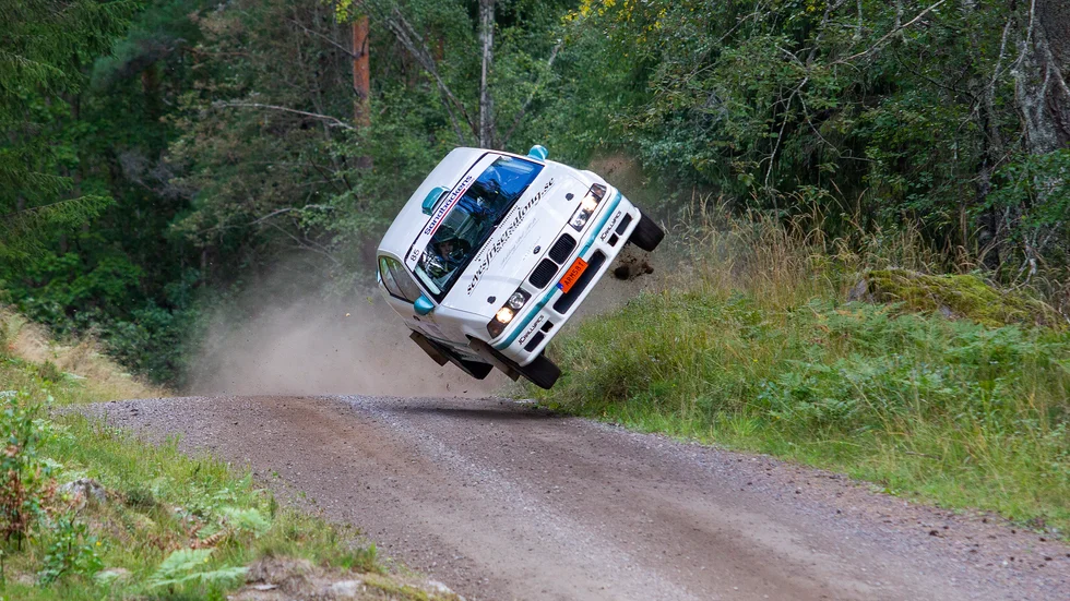 Debatten om man av säkerhetsskäl ska få köra rally utan publik fick fart under årets East Sweden rally. Daniel Andersson från Mjölby kraschade våldsamt och var glad över att det råkade stå lite publik just där. 