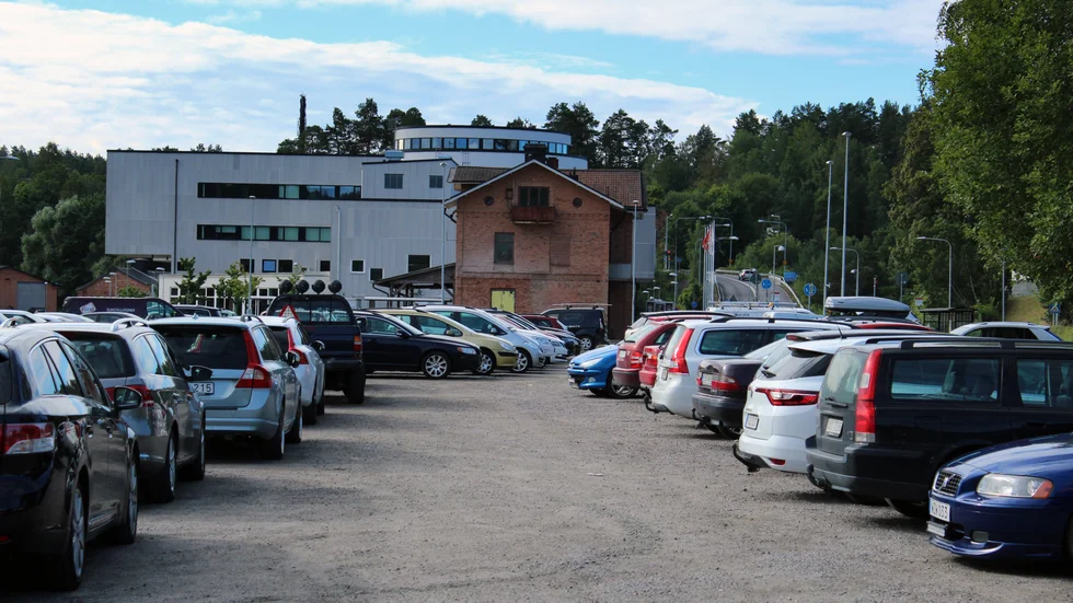 Så länge man står på grusytan och inte på grönytorna utanför Bildningen slipper man böter. 