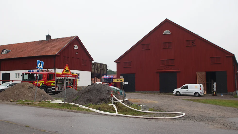 Den stora byggnaden (till höger i bild) eldhärjades så sent som för ett par veckor sedan. 