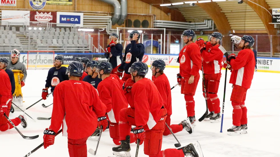 Under helgen har ytterligare minst en VIK-spelare rapporterat symtom på covid-19 och truppen testades på nytt under söndagen.