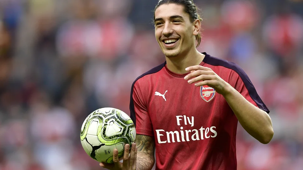 Arsenals Hector Bellerin värmer upp inför en träningsmatch mellan Arsenal FC och SS Lazio på Friends arena i Solna. Arkivbild.