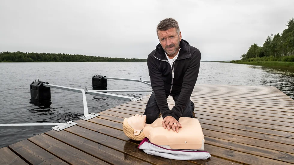 Ulf Hahto i sitt arbete som utbildare i första hjälpen och hjärt- och lungräddning. 