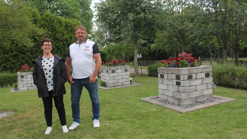 Kyrkan måste backa tillfälligt från beslutet att det inte längre är tillåtet att smycka askgravplatser. Caroline Tapper och Jörgen Petersson har blivit varse att det finns gamla motstridiga kontrakt.