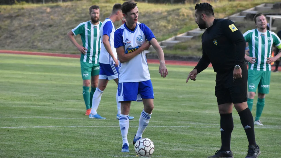 Anton Brorsson precis innan sin straff som kvitterade matchen mellan Södra Vi och Storebro.