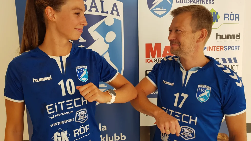 Med en coronahälsning hälsas Moa Marklund välkomen tillbaka till Uppsala HK av klubbens ordförande Martin Kjellsson.