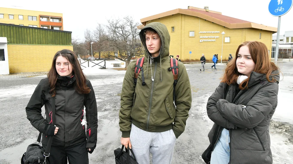På väg hem från skolan: Wilma Boström, Lukas Rindelöv, Alma Hedlund. 