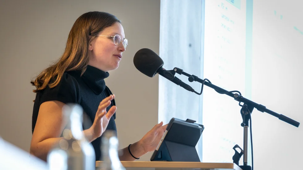 Saga Carlgren är Vänsterpartiets förstanamn till regionfullmäktige. Partiet vill i sitt manifest bland annat kämpa för "ett öppnare Gotland".