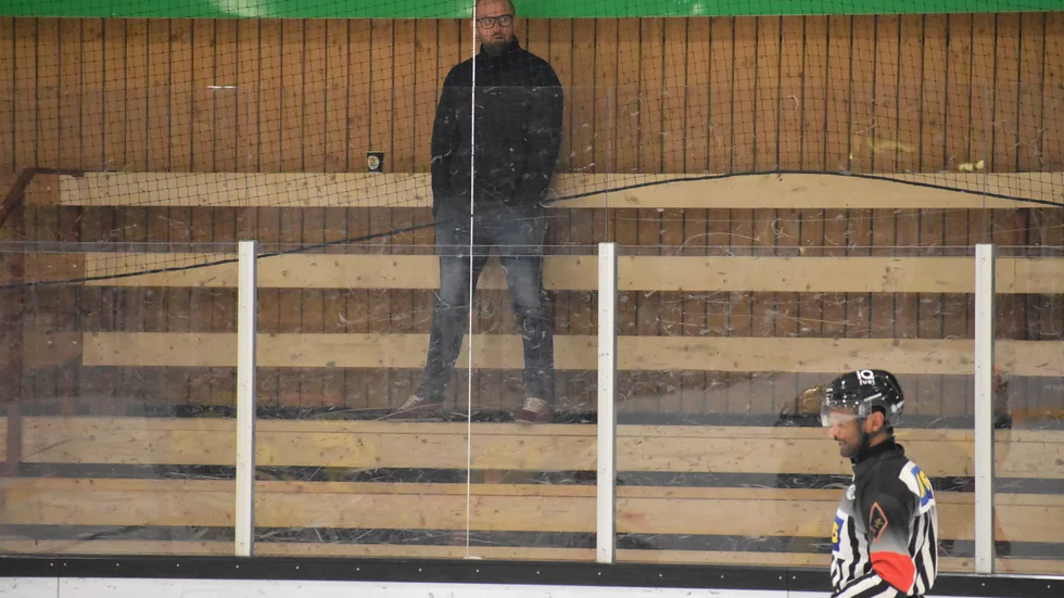 När Vimmerby Hockey spelar på hemmaplan brukar sportchefen Morgan Persson stå på den ena kortsidan.