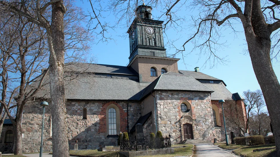 Svenska kyrkan och staten skildes åt år 2000, och medlemsorganisationen Svenska kyrkan ordnar därför sina val själv, utan kommunala pengar, fick SD veta under budgetfullmäktige i Enköping.