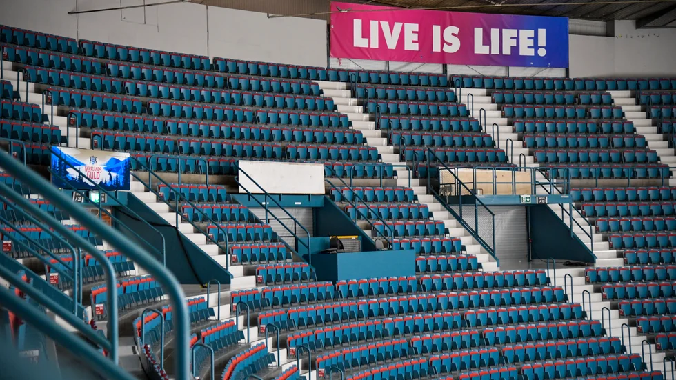Hot om tomma läktare har fått finländska ishockeyligan att pausa. Arkivbild.