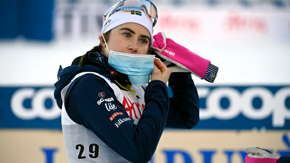 Ebba Andersson går ut 30 sekunder efter Therese Johaug.