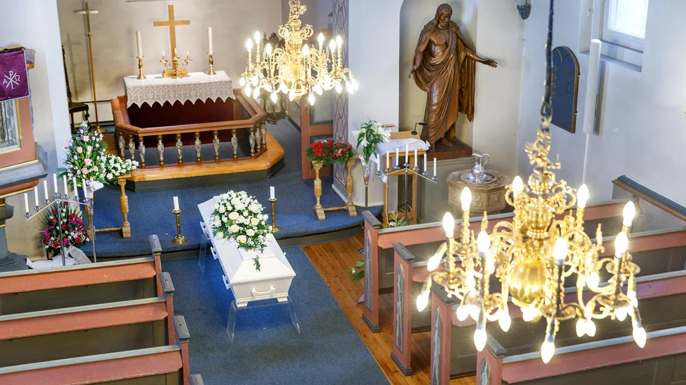 Kyrkan skall hålla sig till sin uppgift och begravningsbyrån till sin, menar skribenten.