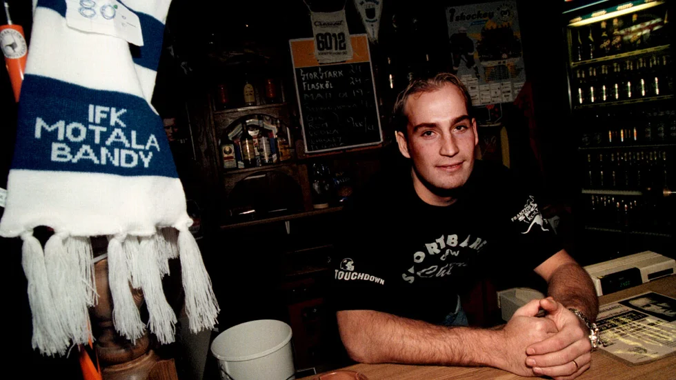 Året är 1998 och platsen källaren på Cheers, det som i dag är Pinchos i centrala Motala. Här drev bandymålvakten Dennis Gustafsson egen sportpub, med diverse attiraljer. Bland annat fanns hans utrustning i helkroppsformat upphängd i taket.