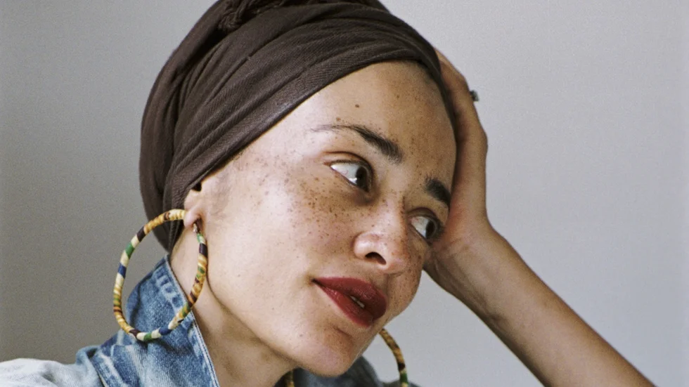 Zadie Smith är en brittisk författare. Hon slog igenom med debutromanen "Vita tänder" (2000) och har sedan dess kommit ut med uppmärksammade böcker som "Om skönhet" (2006) och "Swing time" (2017).