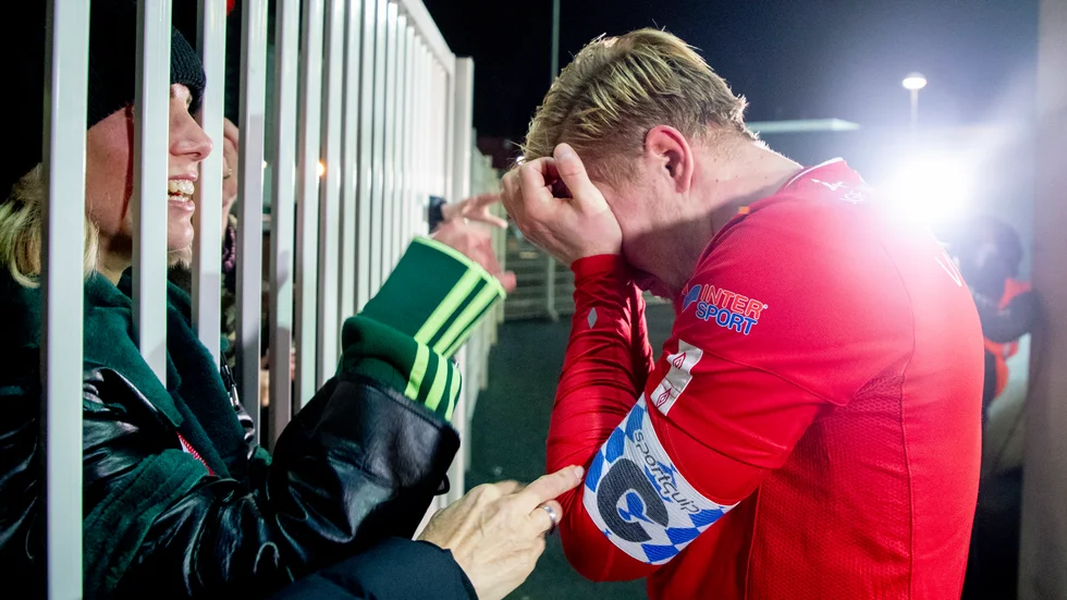Oliver Ekroth kunde inte hålla tårarna tillbaka efter det allsvenska avancemanget.