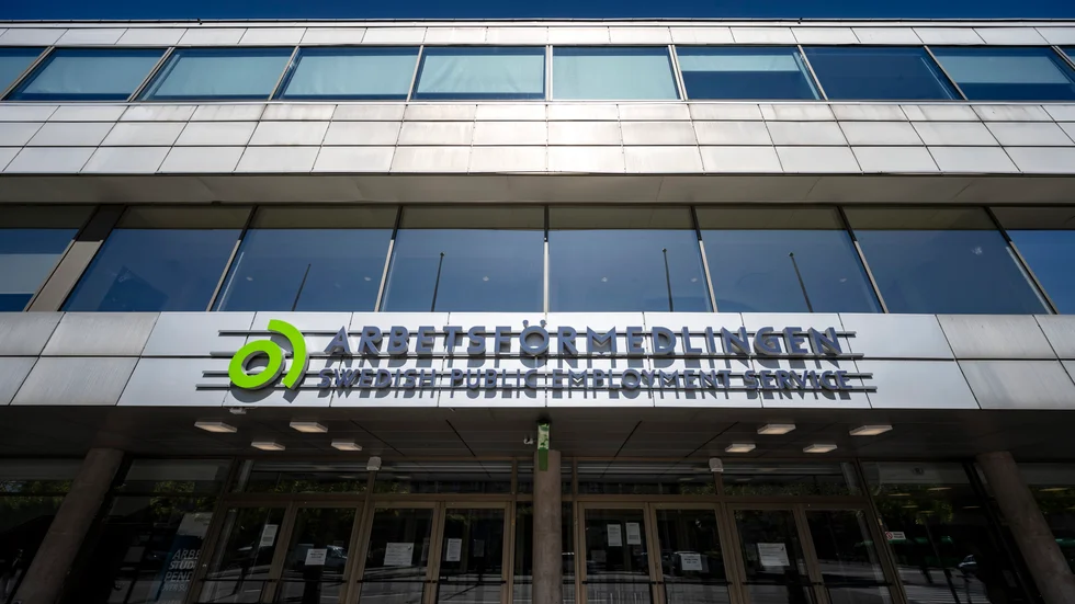 Med en dagpenning ges staten möjlighet att ställa krav på varje persons deltagande i arbetsmarknadsåtgärder. Arbetsförmedlingen skulle då ha ansvaret och ledarskribenten ser ett minskat bidragsberoende som en positiv effekt.