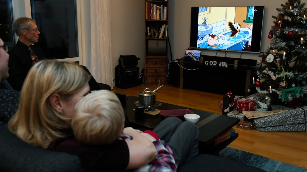 Fundera över vad som går att göra utifrån de förutsättningar som gäller. Kan ni äta julbord digitalt eller titta på Kalle Ankas jul tillsammans via videolänk? 
