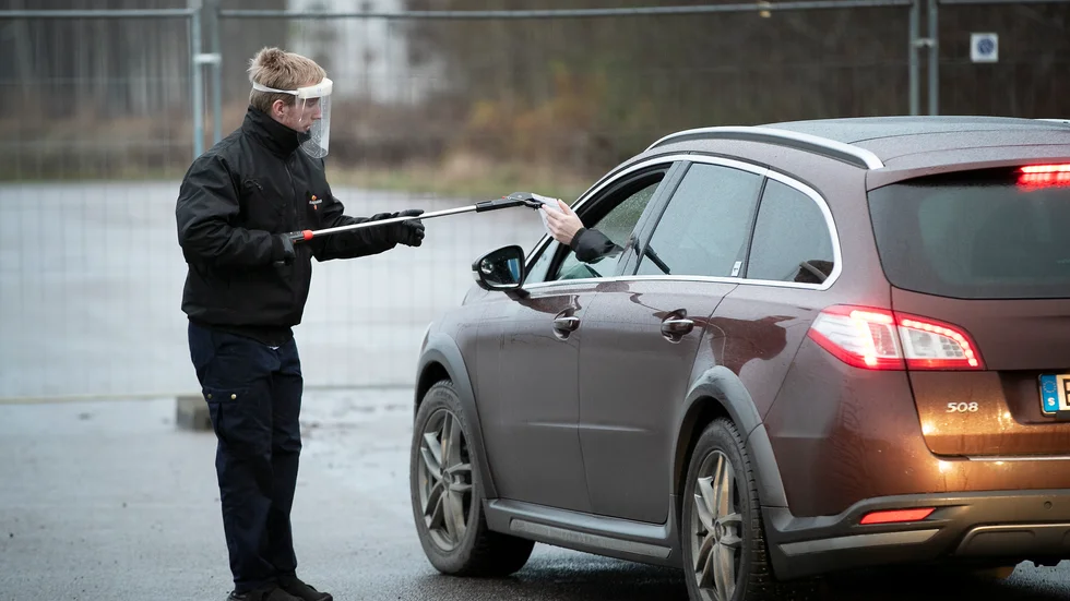 I Sörmland får den som vill testa sig för covid-19 göra provtagningen själv. Men även om metoden anses bra, finns det risk för falskt negativa svar.