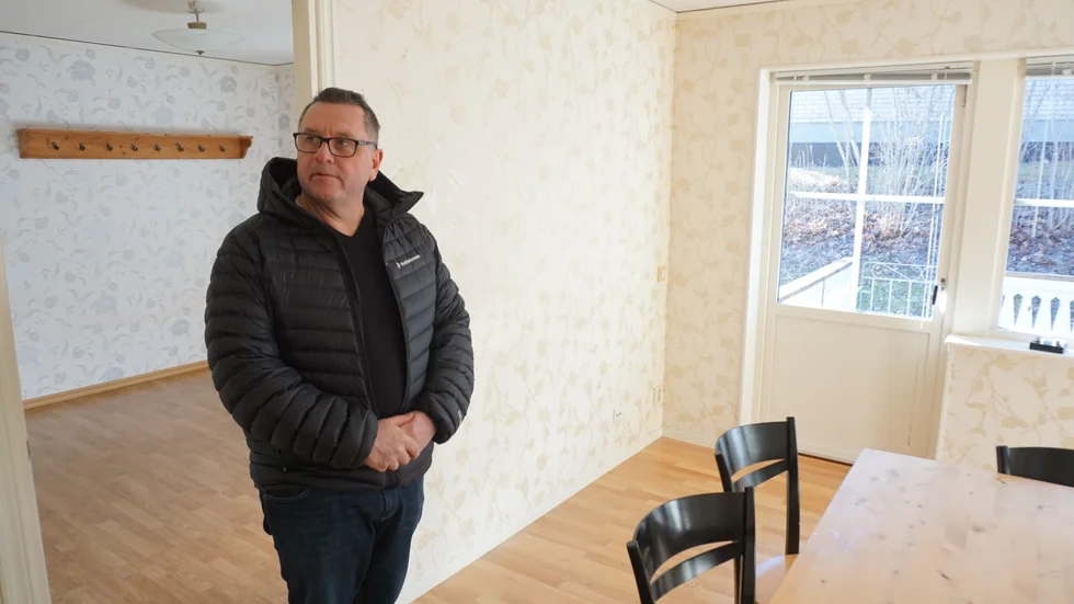 Fastighetsbolaget Kärnans vd när han visade upp en av lägenheterna strax efter att bolaget tagit över bostäderna i Blackstad 2017.