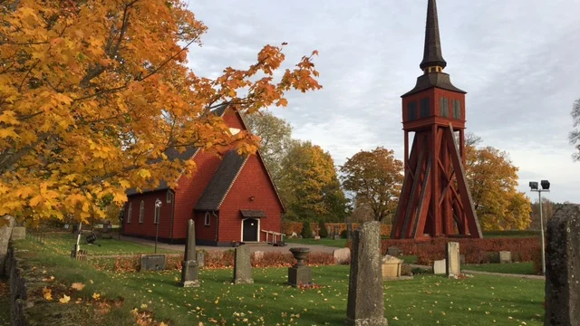 Sju av kyrkans gravstenar vältes under natten till tisdag.