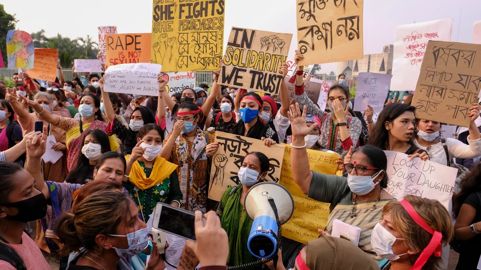 Protester mot sexuellt våld utanför parlamentet i Dahaka, Bangladesh 9 oktober.