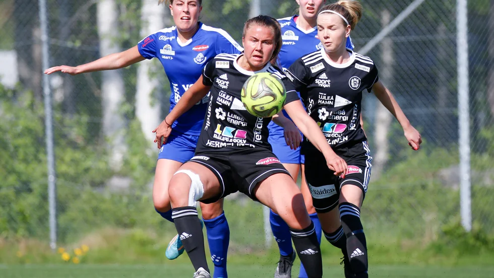 Klara Grahn har spelat med tejpat knä i två säsonger. Nu har hon opererat korsbandet som gick helt av i somras.
