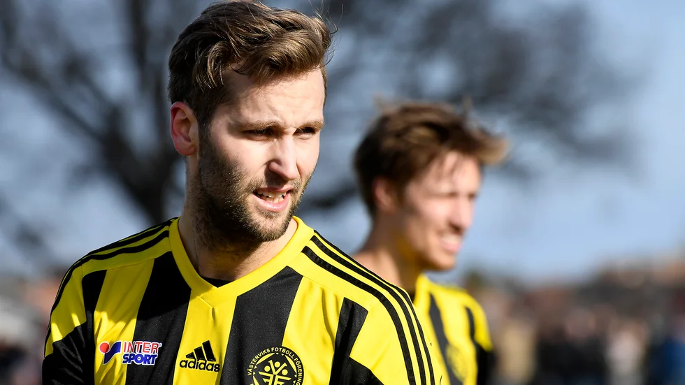 Jimmy Svensson får vänta att debutera som VFF-tränare eftersom seriestarten har flyttats fram ytterligare två veckor.